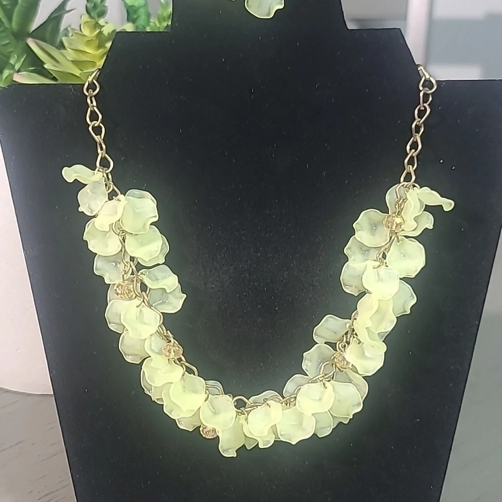 Elegant Floral Necklace and Earring Set